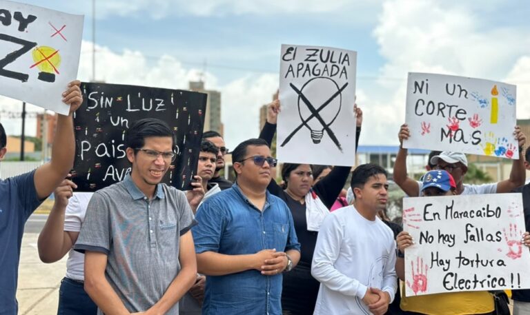 Jóvenes zulianos protestan frente a Corpoelec de Fuerzas Armadas en rechazo a los cortes eléctricos