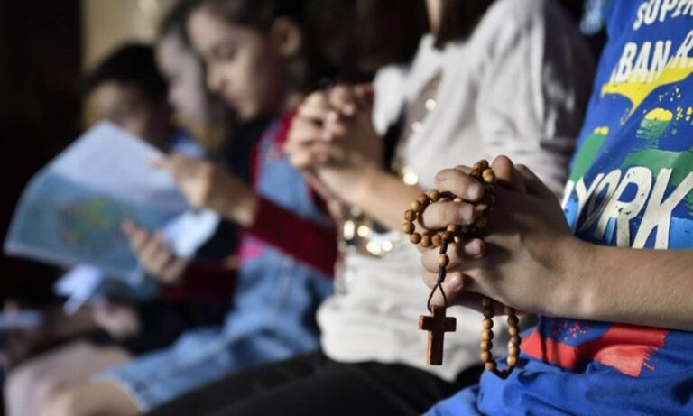 Fieles y religiosos rezan por la salud del Papa en el hospital donde le operan del pulmón
