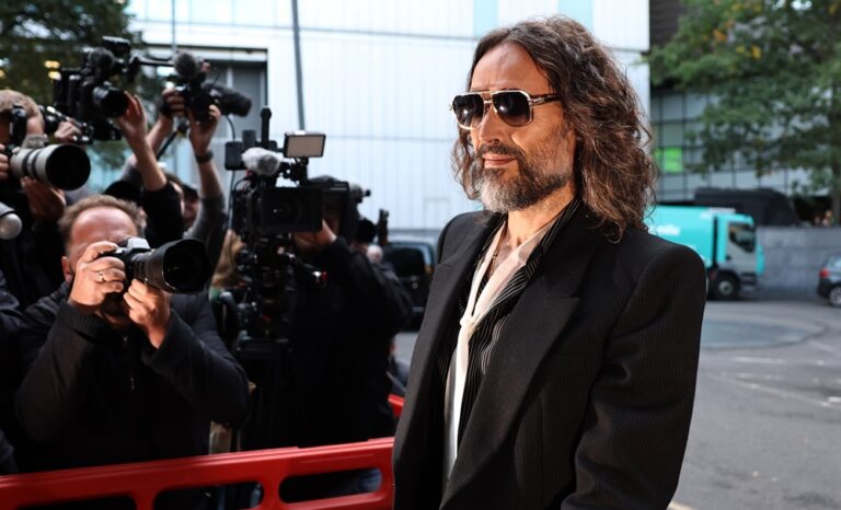 La fiscalía tacha a Russell Brand de “depredador sexual despiadado” al arrancar el juicio