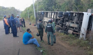 Vuelco de autobús que viajaba del Zulia a Chichiriviche deja 13 lesionados