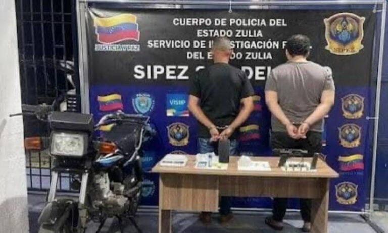 Detienen a dos hombres por posesión de drogas y un arma de fuego en Colón