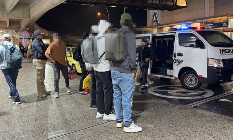 Expulsan a 9 venezolanos de Medellín con antecedentes por diferentes delitos