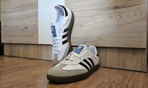 Zapatillas blancas o negras: ¿cómo elegir el color que combina con todo?
