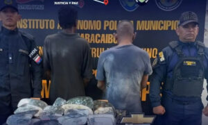 Arrestan a presuntos ladrones de accesorios de vehículos en los edificios Rialto y Rías Altas
