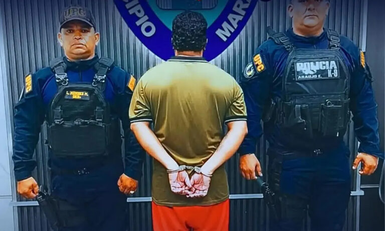 Hombre incita pelea entre niños en el mercado de Corito