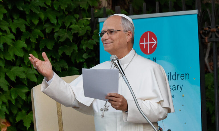 Papa León XIV reza por la paz en Venezuela junto a un millón de niños